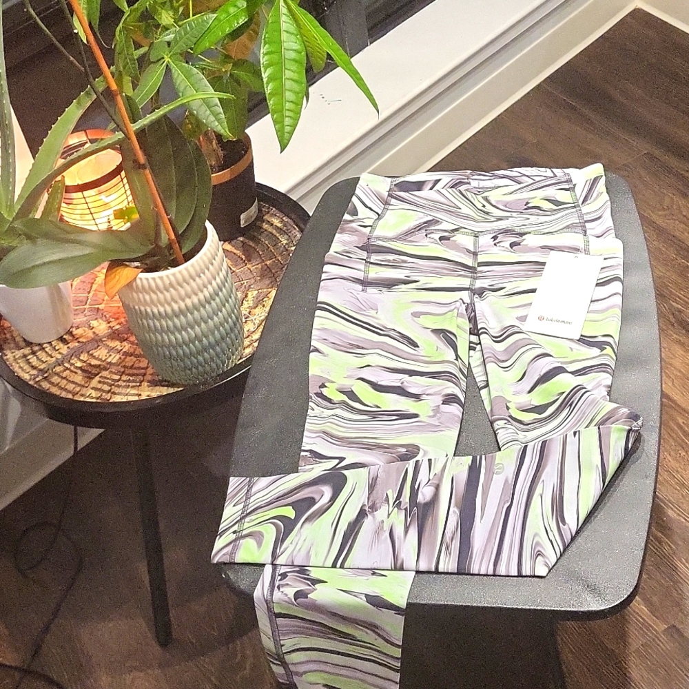 Legging lululemon Swift Speed HR Tight 28" NWT. Brand new! SIZE 6